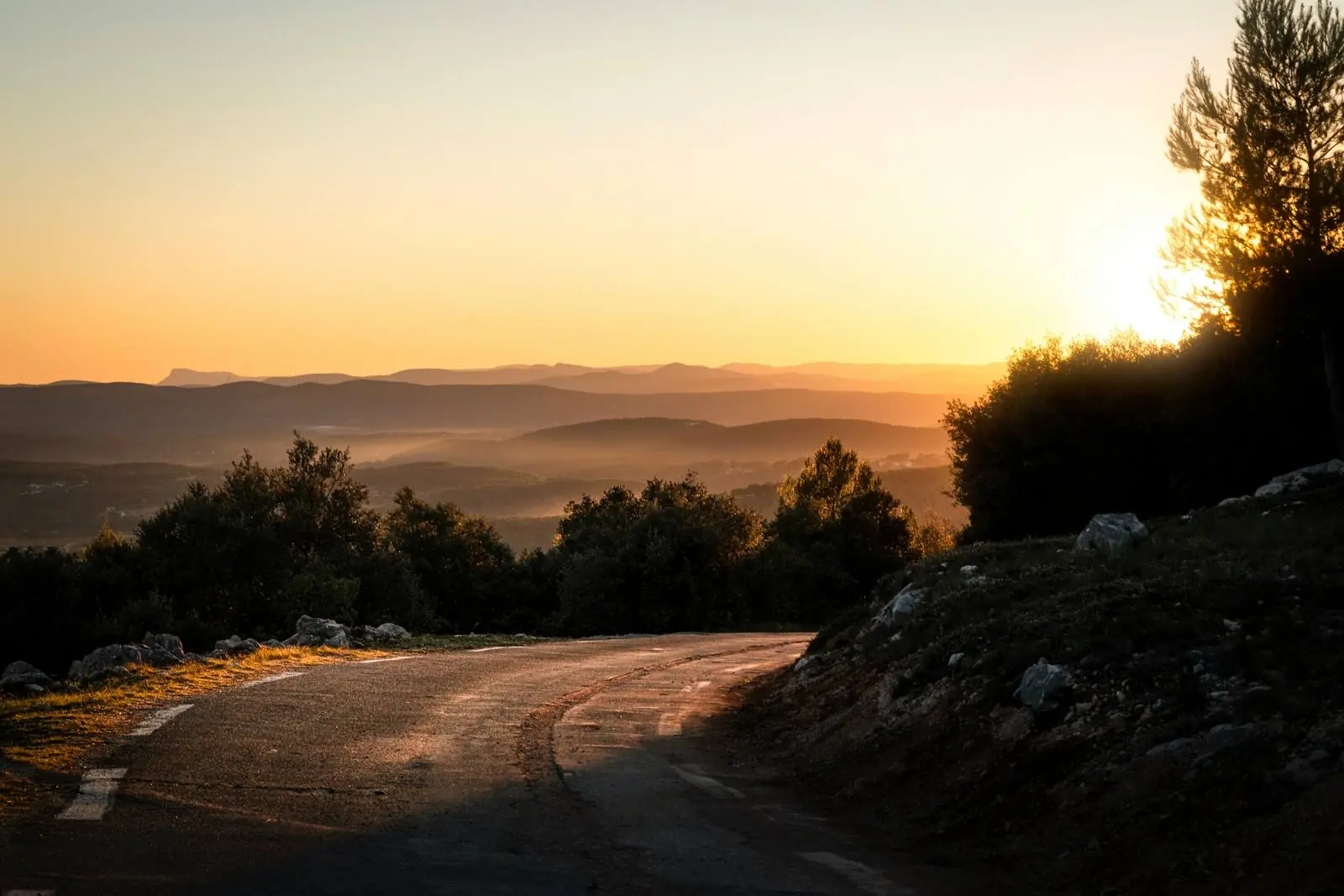 Taxi conventionné à Draguignan : une route des collines de la Dracénie au coucher du soleil, vers Draguignan